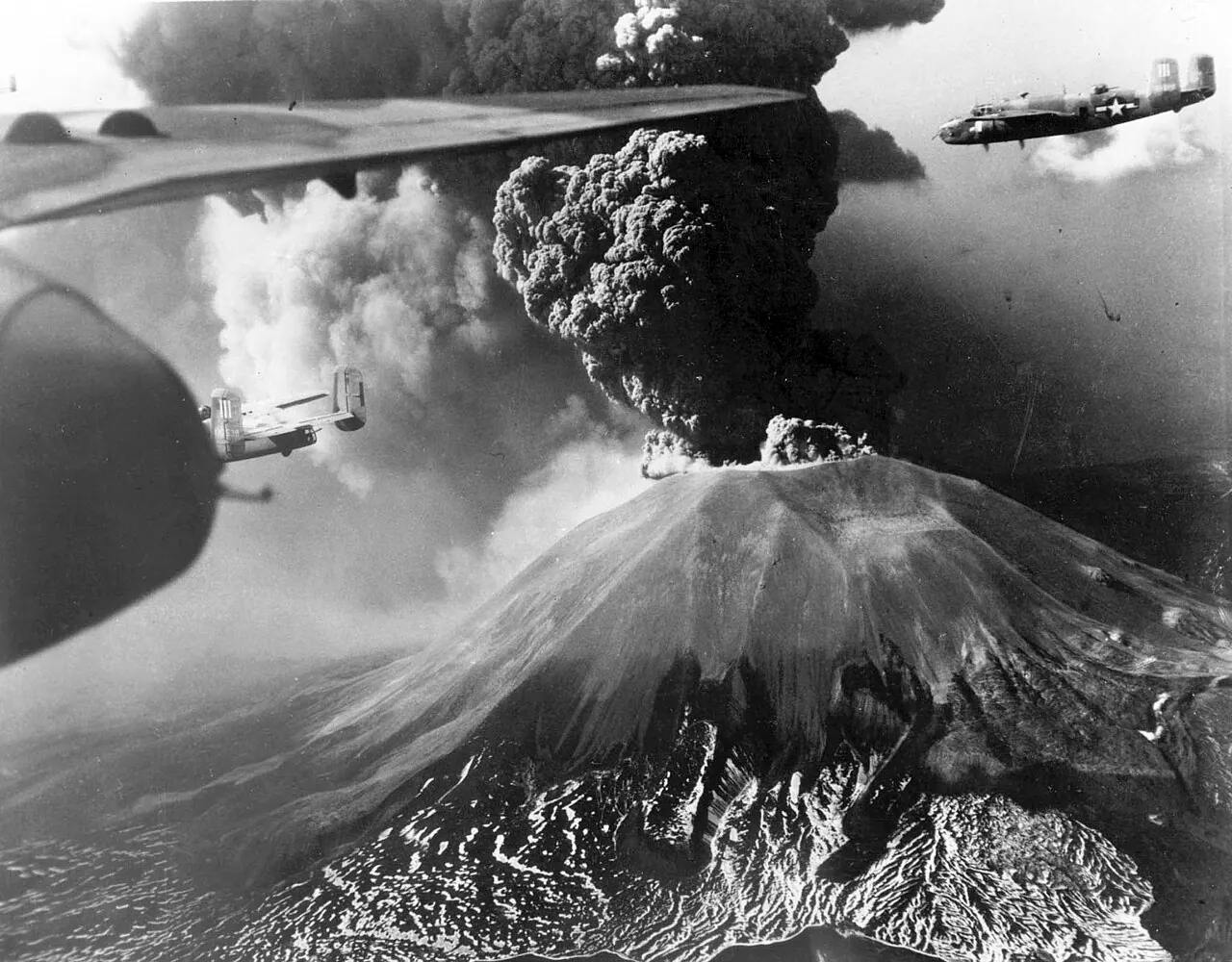 هواپیماهای B-25 کنار ستون خاکستر وزوو در سال ۱۹۴۴
